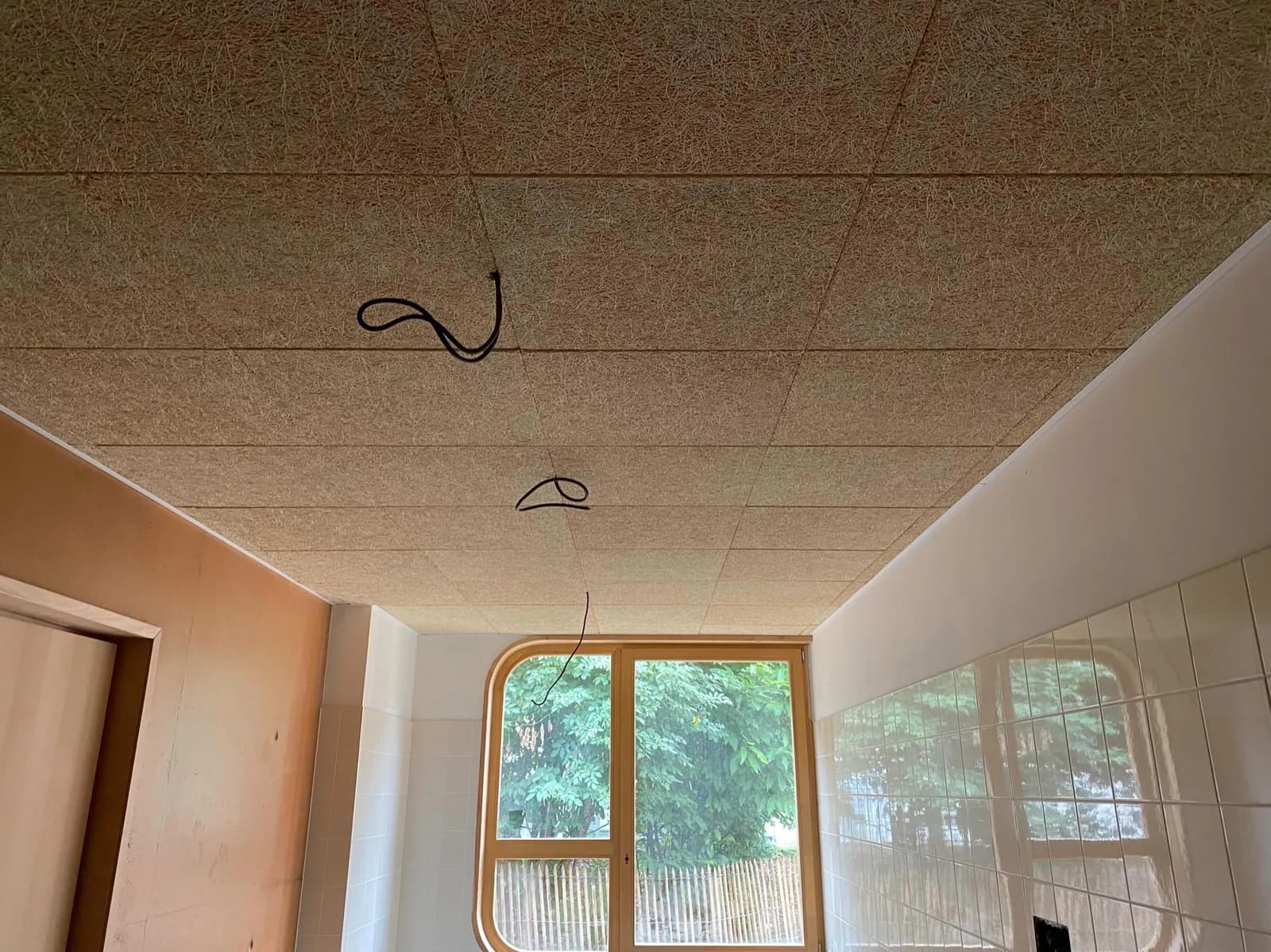 Plafond acoustique en fibres de bois posé par Molla Travaux
