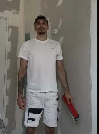 Leandro Molla, fondateur de Molla Travaux, sur un chantier de rénovation intérieure