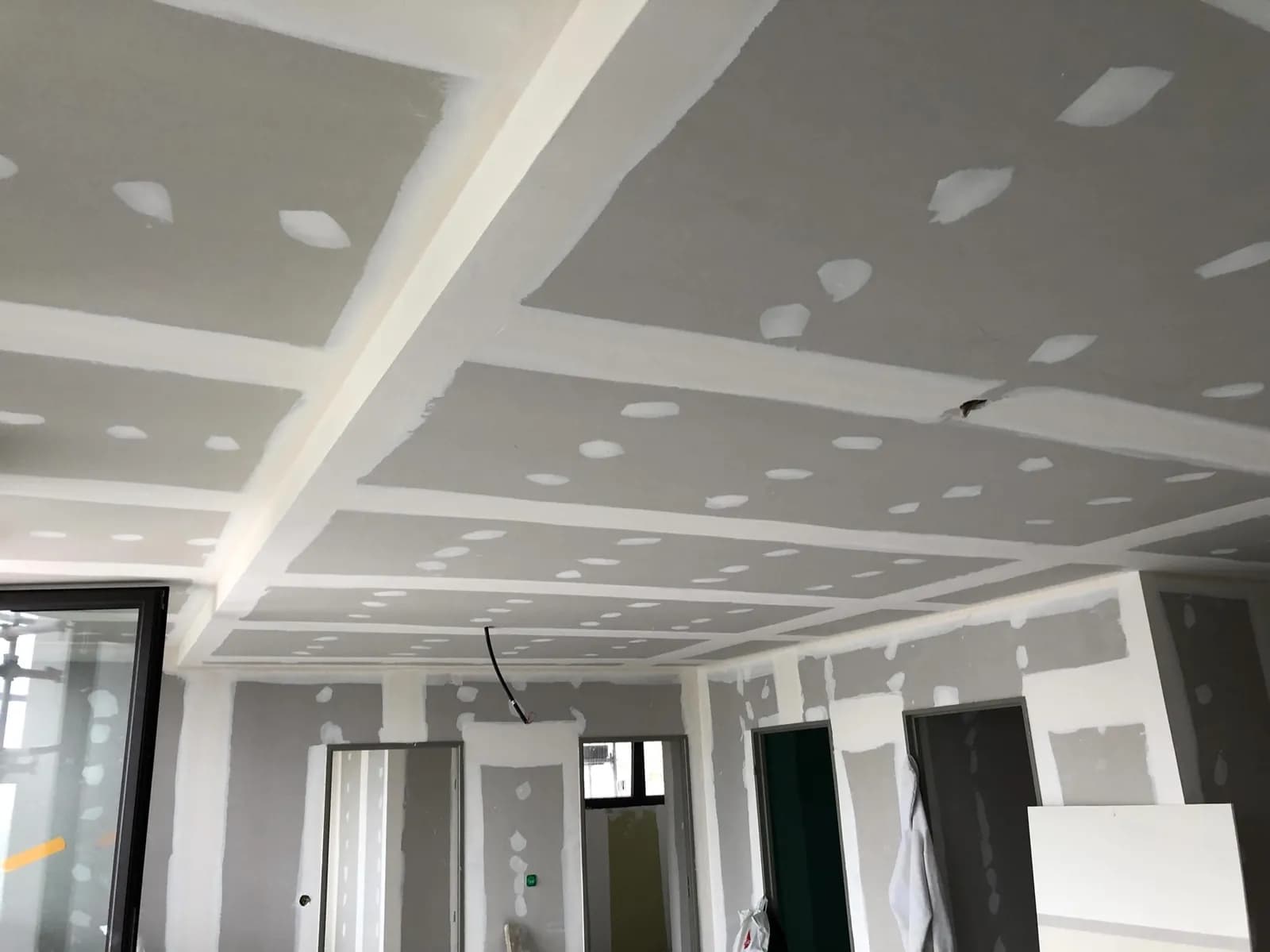 Plafond et cloisons prêts à finir — Plâtrerie & plafonds, chantier Molla Travaux à Lyon