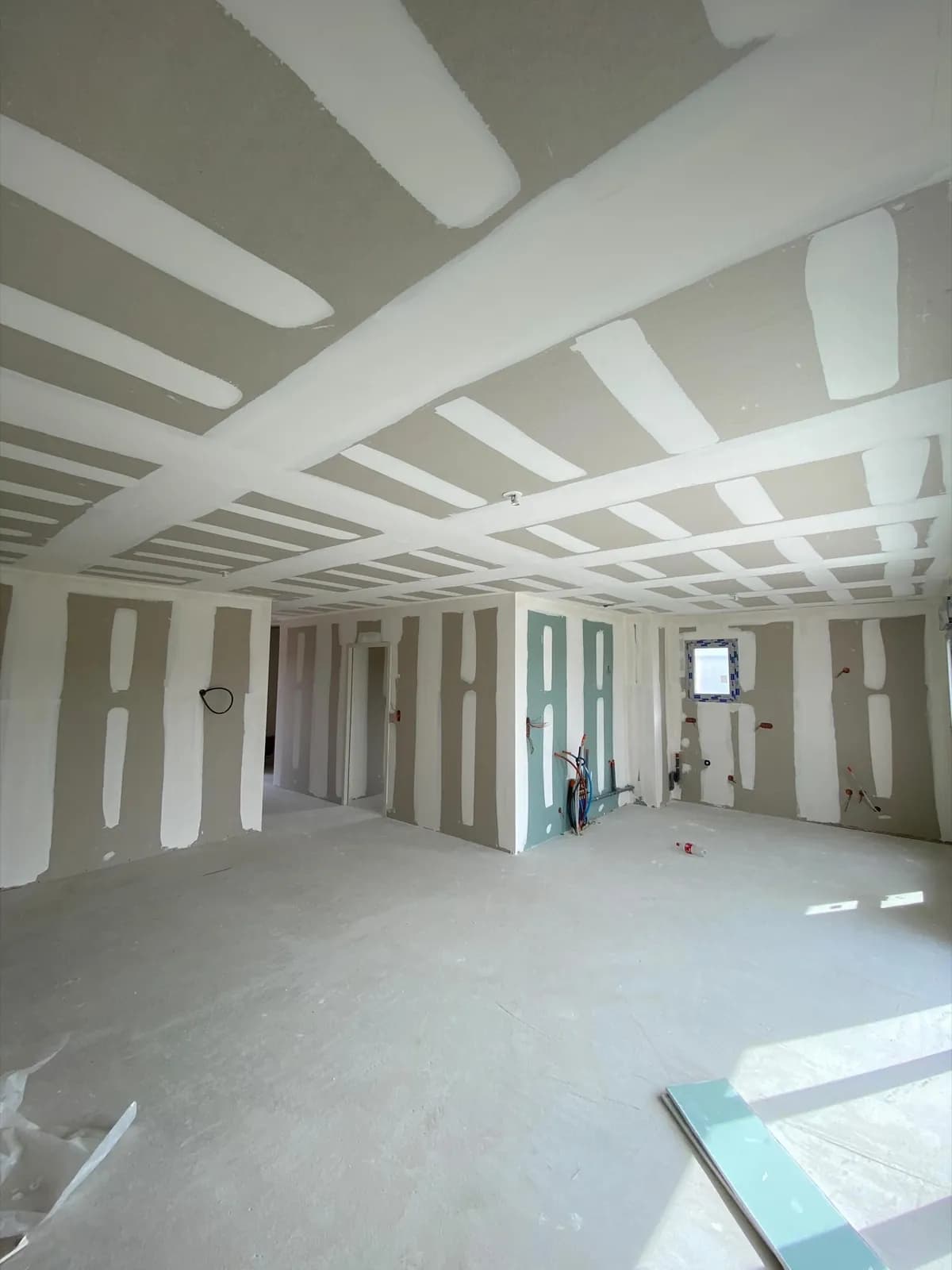 Grande pièce restructurée — Plâtrerie & plafonds, chantier Molla Travaux à Lyon