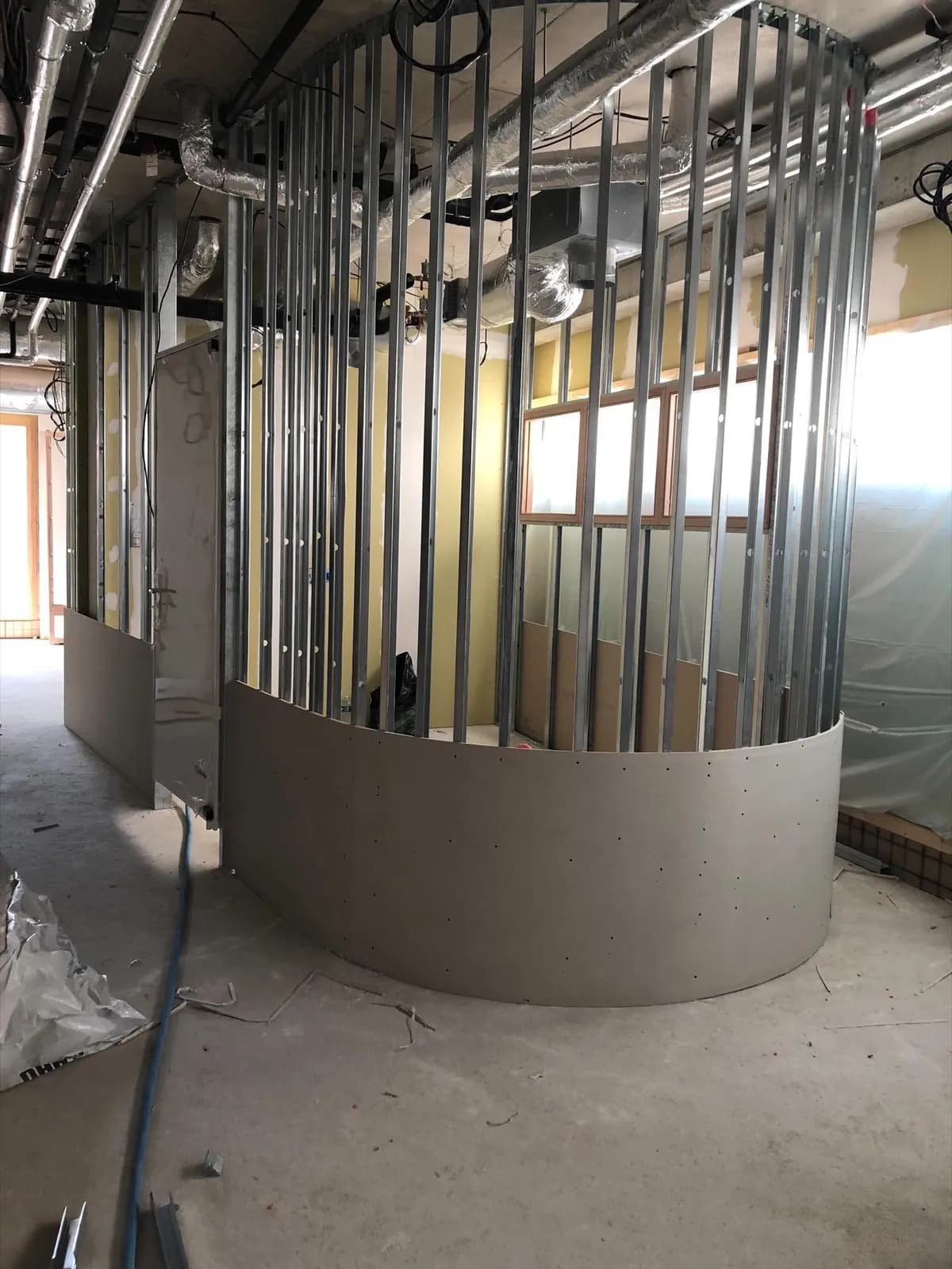 Cloison courbe — Plâtrerie & plafonds, chantier Molla Travaux à Lyon