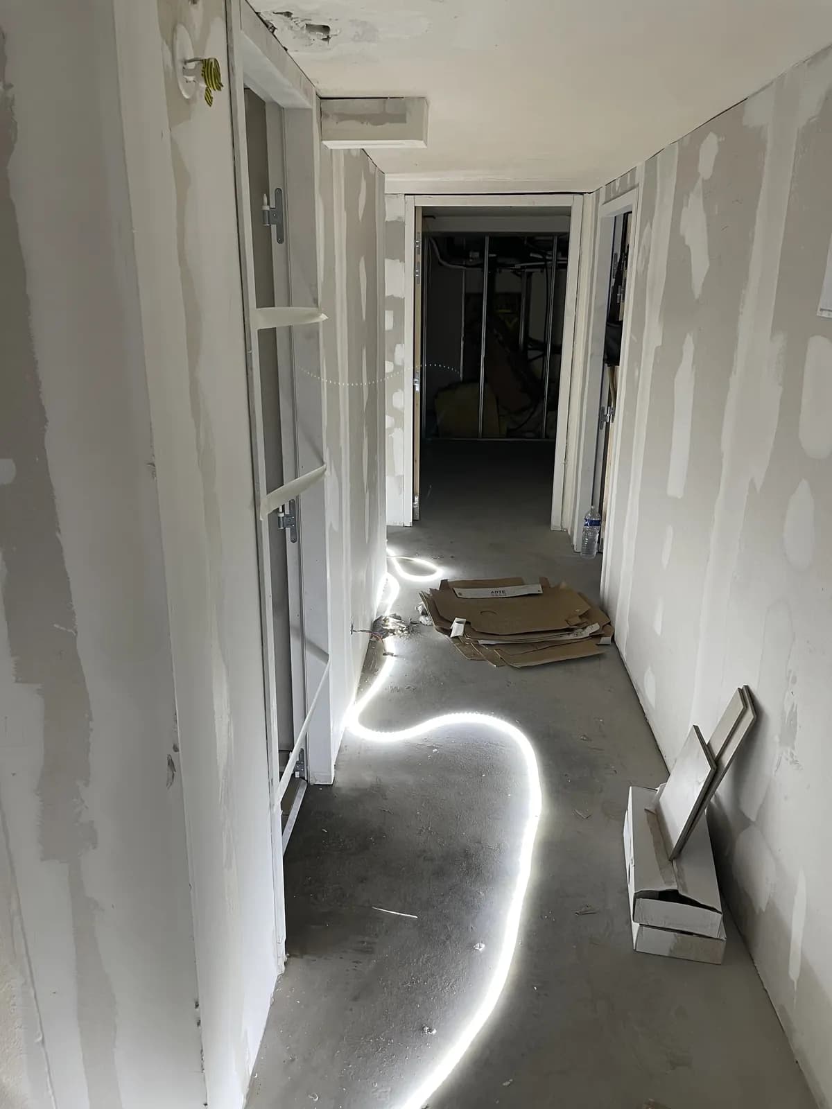 Couloir restructuré — Plâtrerie & plafonds, chantier Molla Travaux à Lyon
