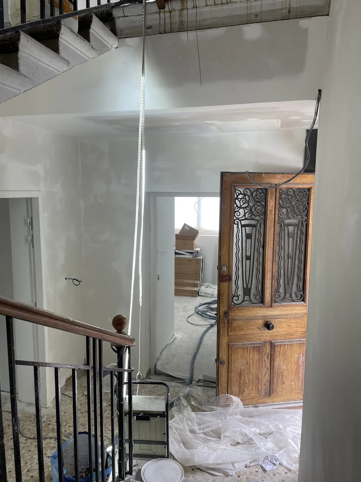 Escalier et porte vitrée — Rénovation intérieure, chantier Molla Travaux à Lyon