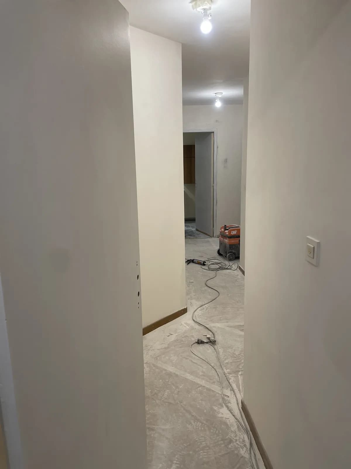 Peinture du couloir — Peinture & finitions, chantier Molla Travaux à Lyon